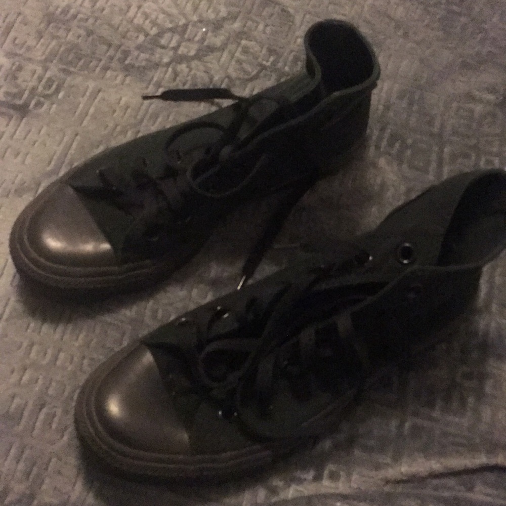 Women’s black converse